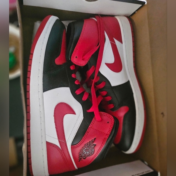 Jordan 1 Mid Unisex Red Black White Alternate Bred Toe Size 12 Womens Men's 9. - Picture 15 of 15